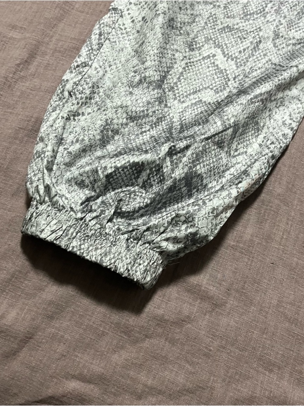 Nike Women's Python Nylon Woven Pants Size Small Snakeskin Track Gym Workout - Picture 3 of 8